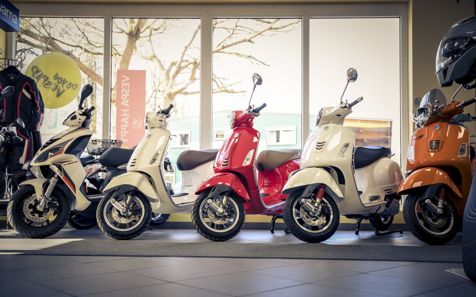 Vespa-Roller im Schauraum von Reiß Daniel