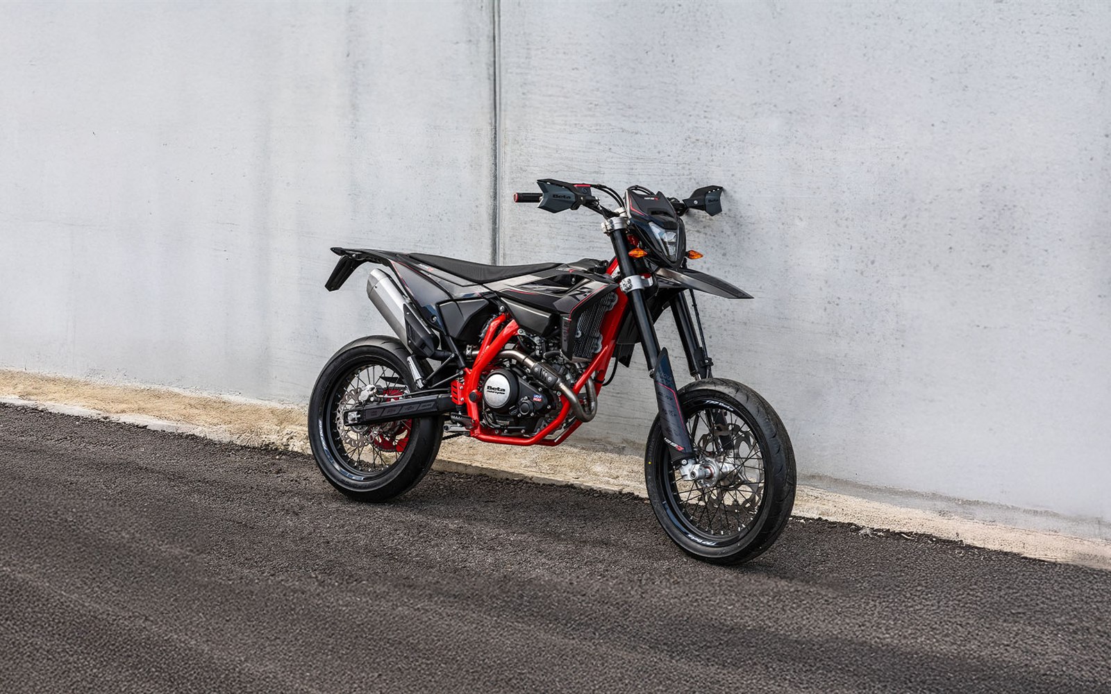 Beta RR Motard 125 R vor einer Betonwand