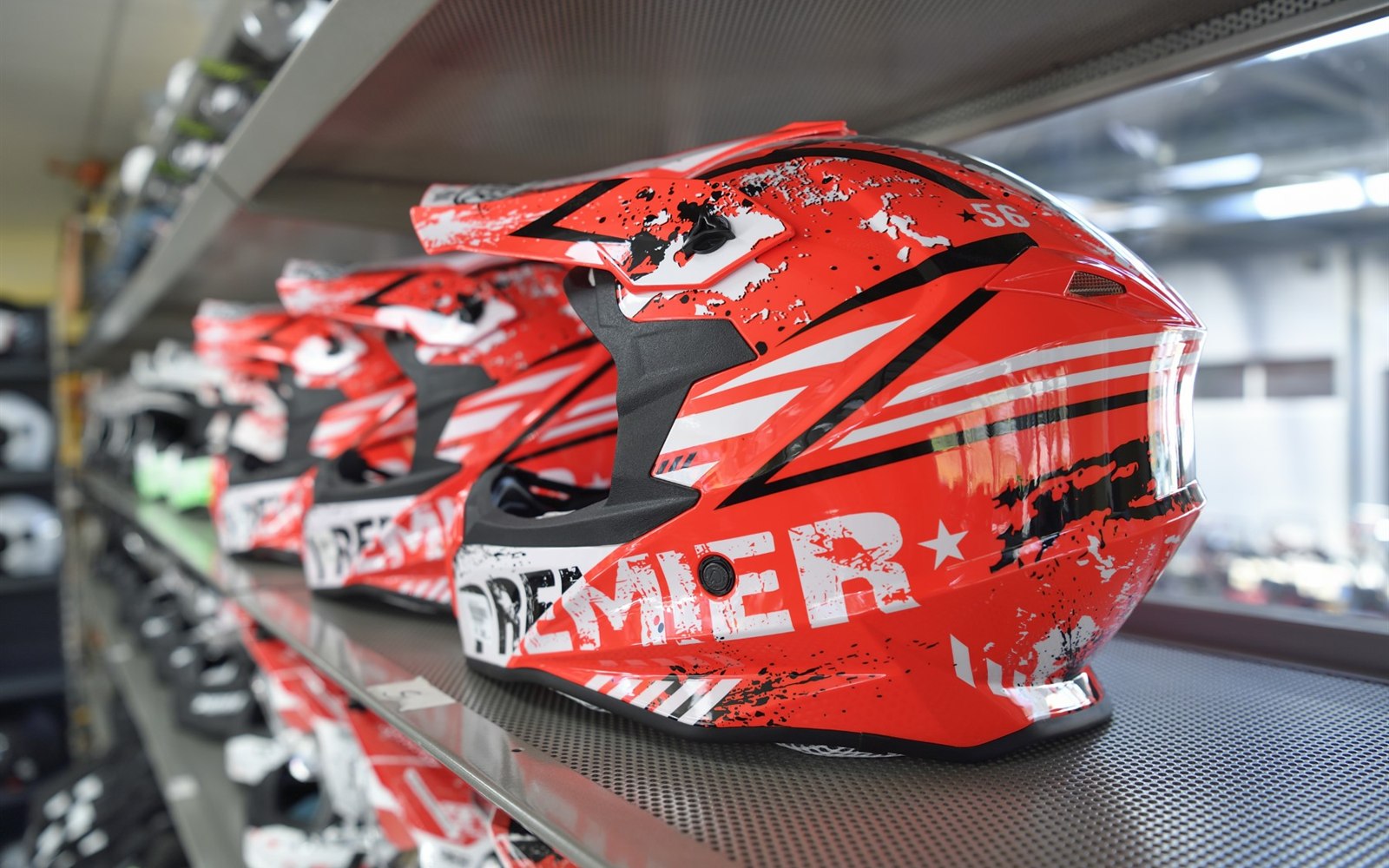 Motorradhelme im Schauraum