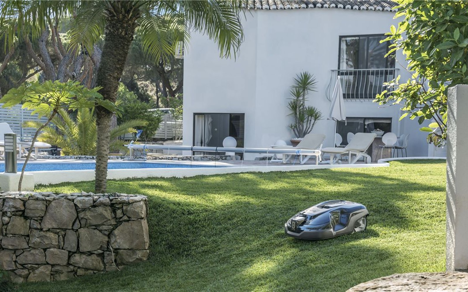 Mähroboter bei der Rasenpflege in einem Garten