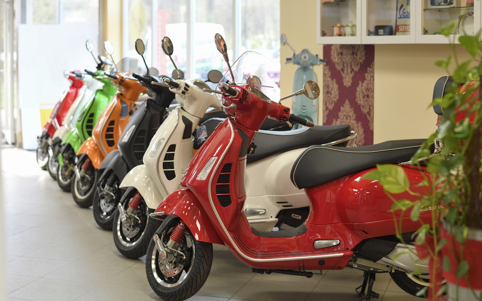 Vespa-Roller in einer Reihe im Schauraum