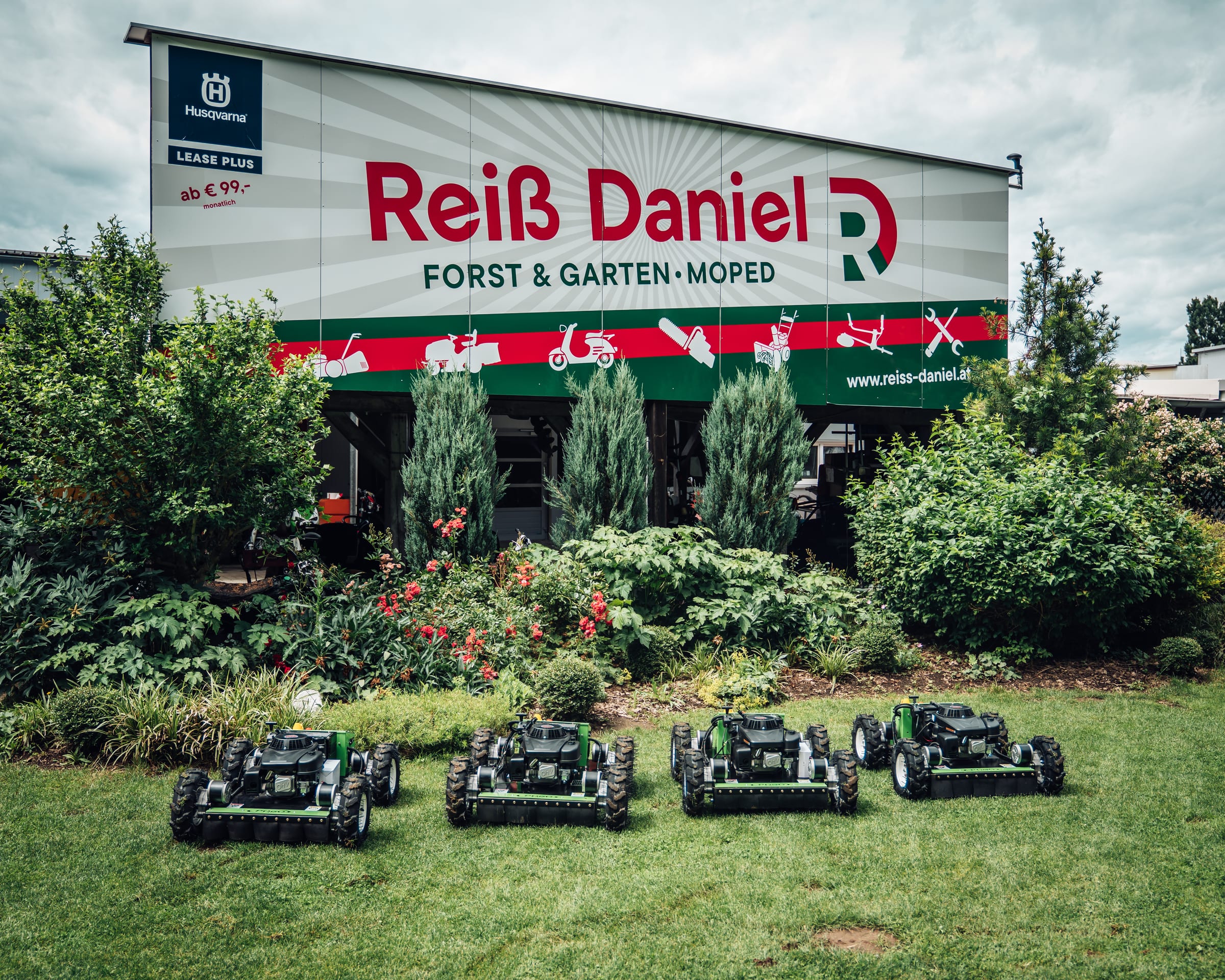 Gartenmaschinen vor dem Fachbetrieb Reiß Daniel