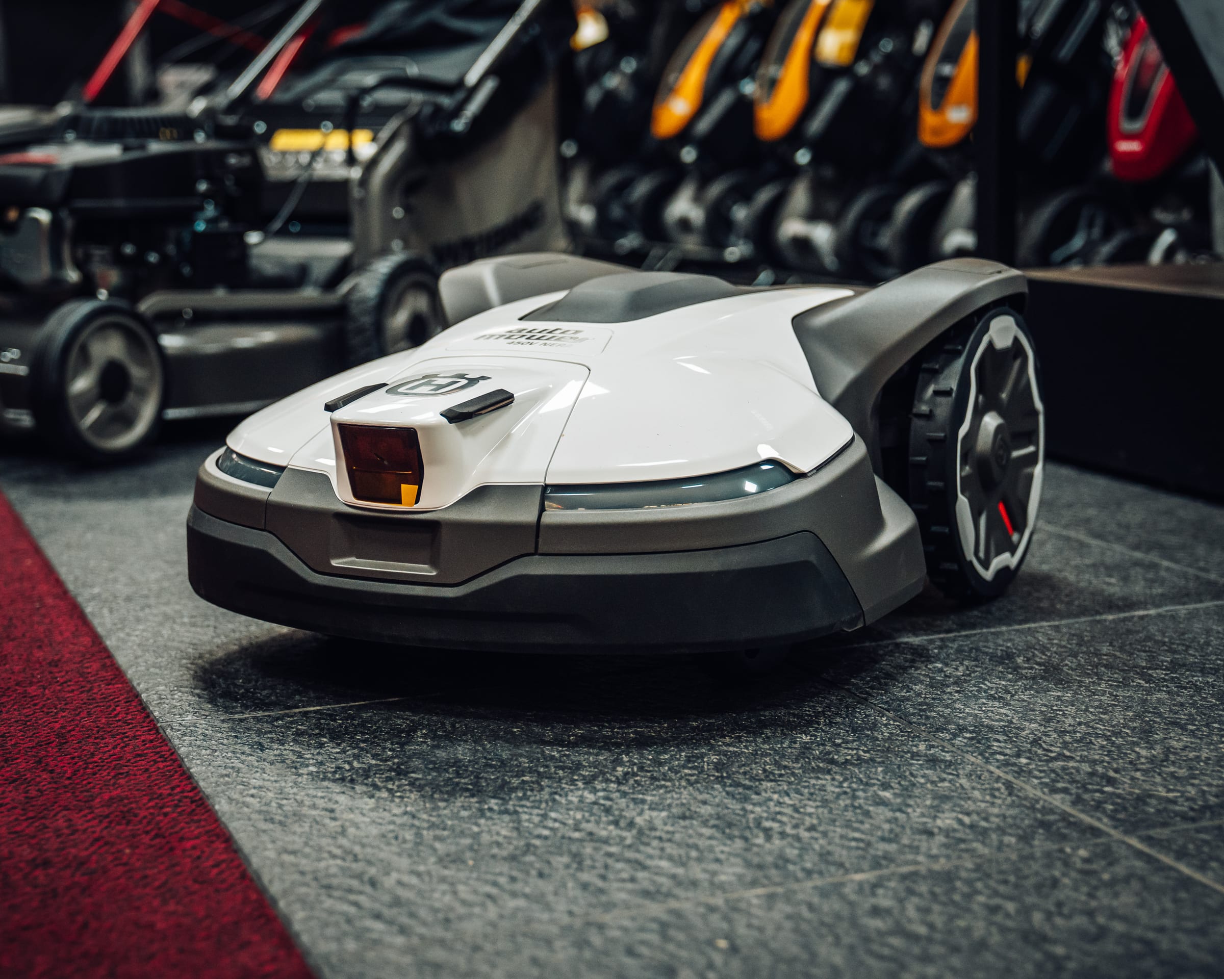 Mähroboter im Schauraum von Reiß Daniel