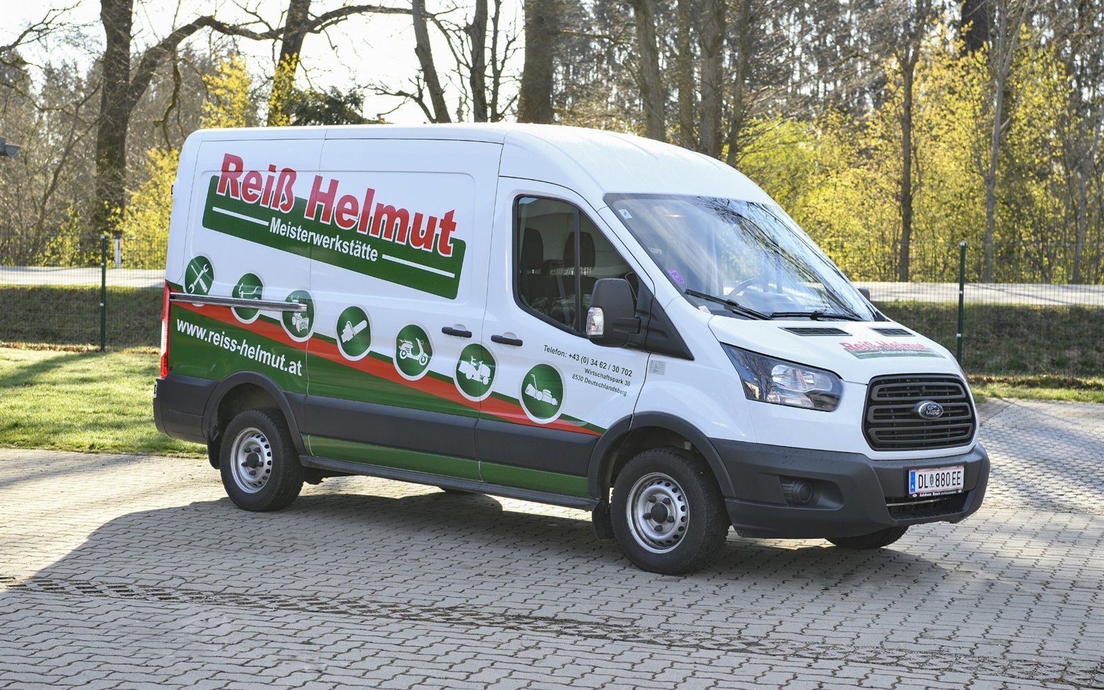 Servicefahrzeug von Reiß Daniel vor der Meisterwerkstätte
