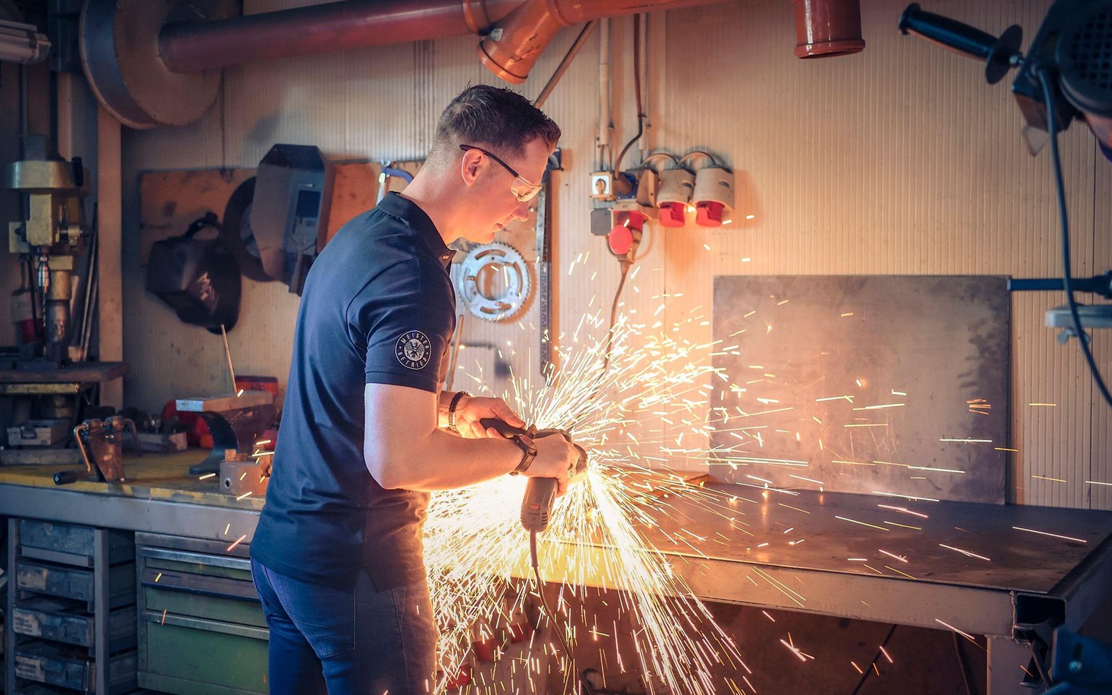 Mitarbeiter bei der Arbeit in der Werkstätte