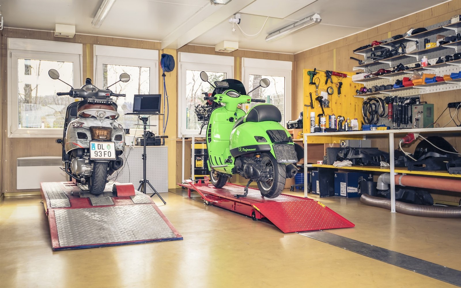 Roller auf der Hebebühne in der Zweiradwerkstätte