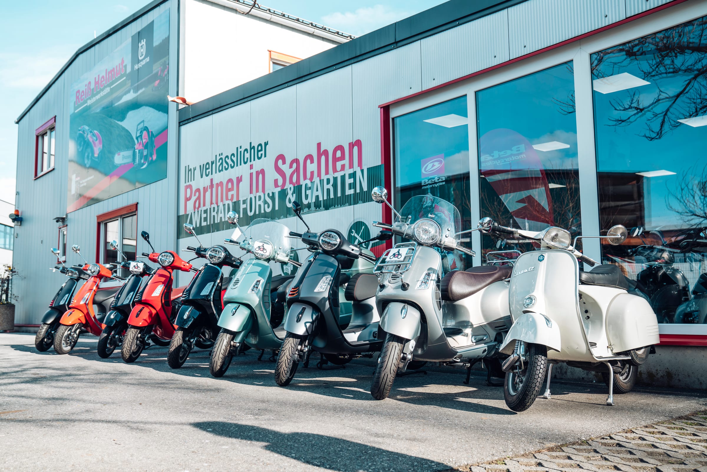 Vespa-Roller vor der Meisterwerkstätte von Reiß Daniel