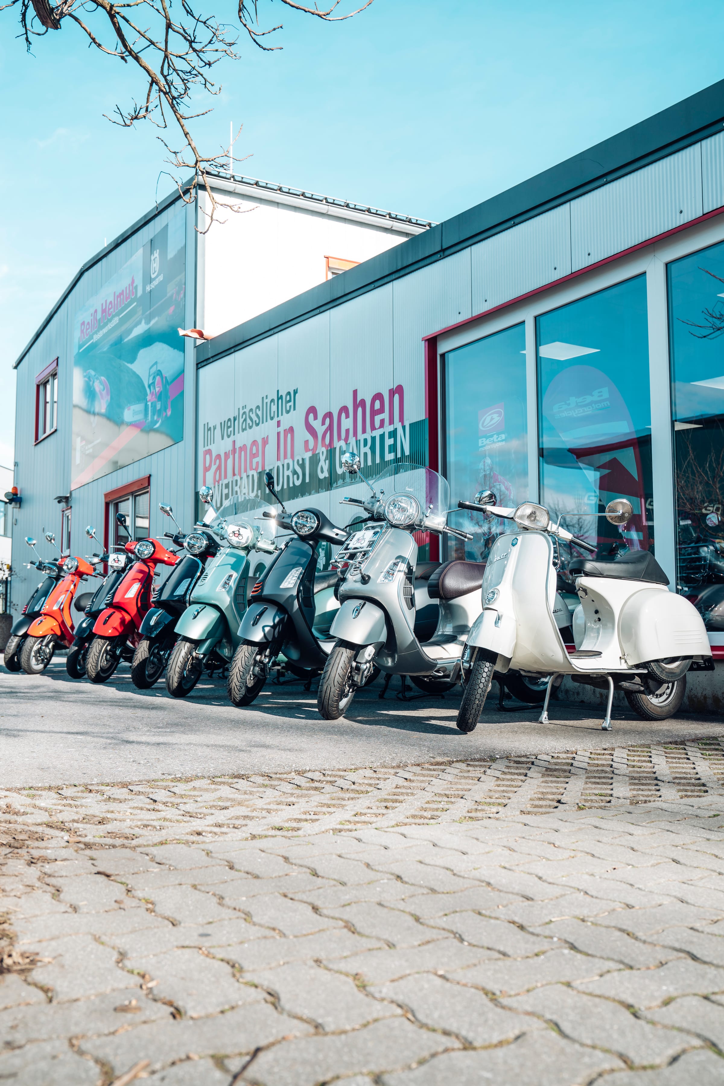 Vespa-Roller vor der Meisterwerkstätte von Reiß Daniel