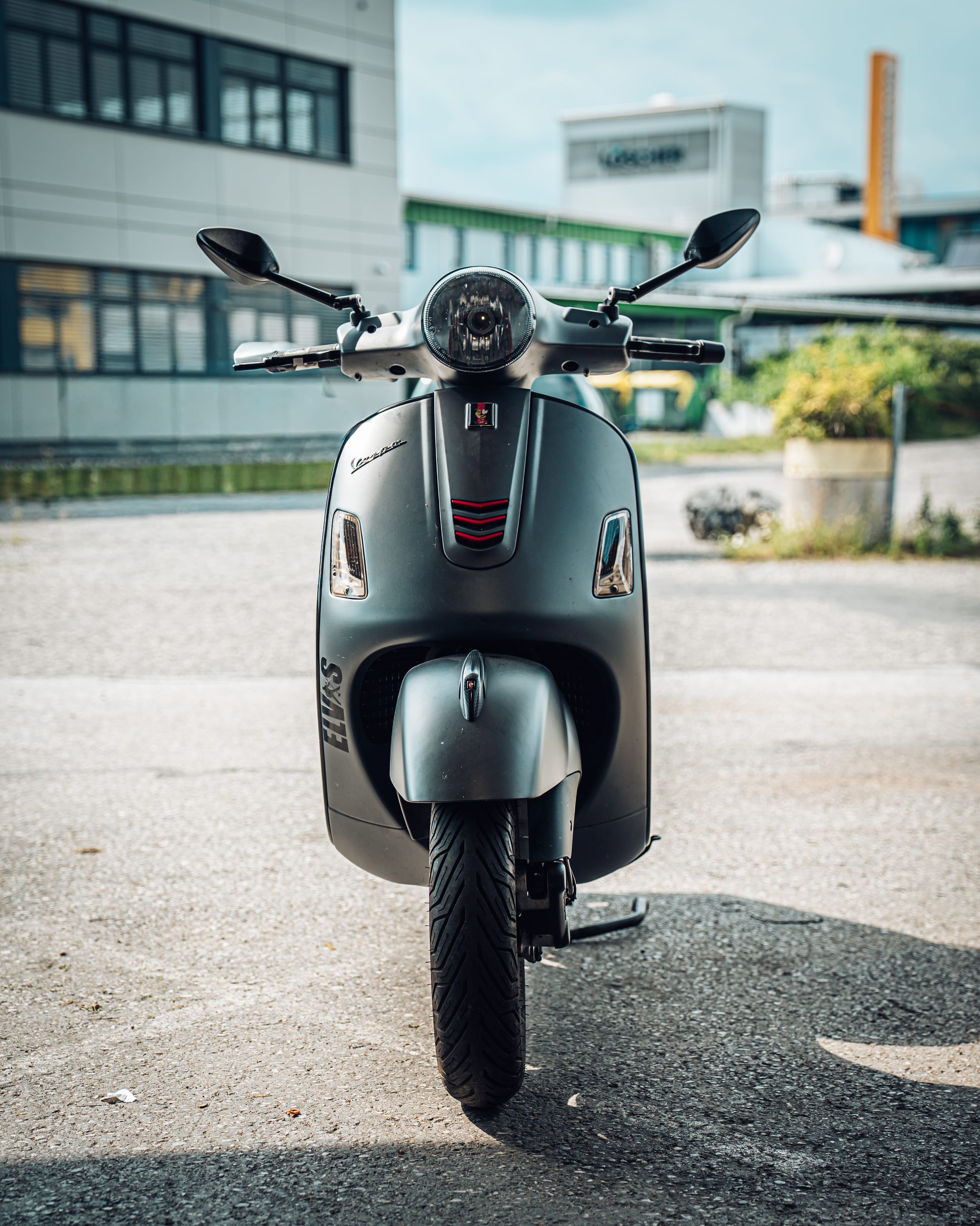 Vespa-Roller vor der Werkstätte von Reiß Daniel