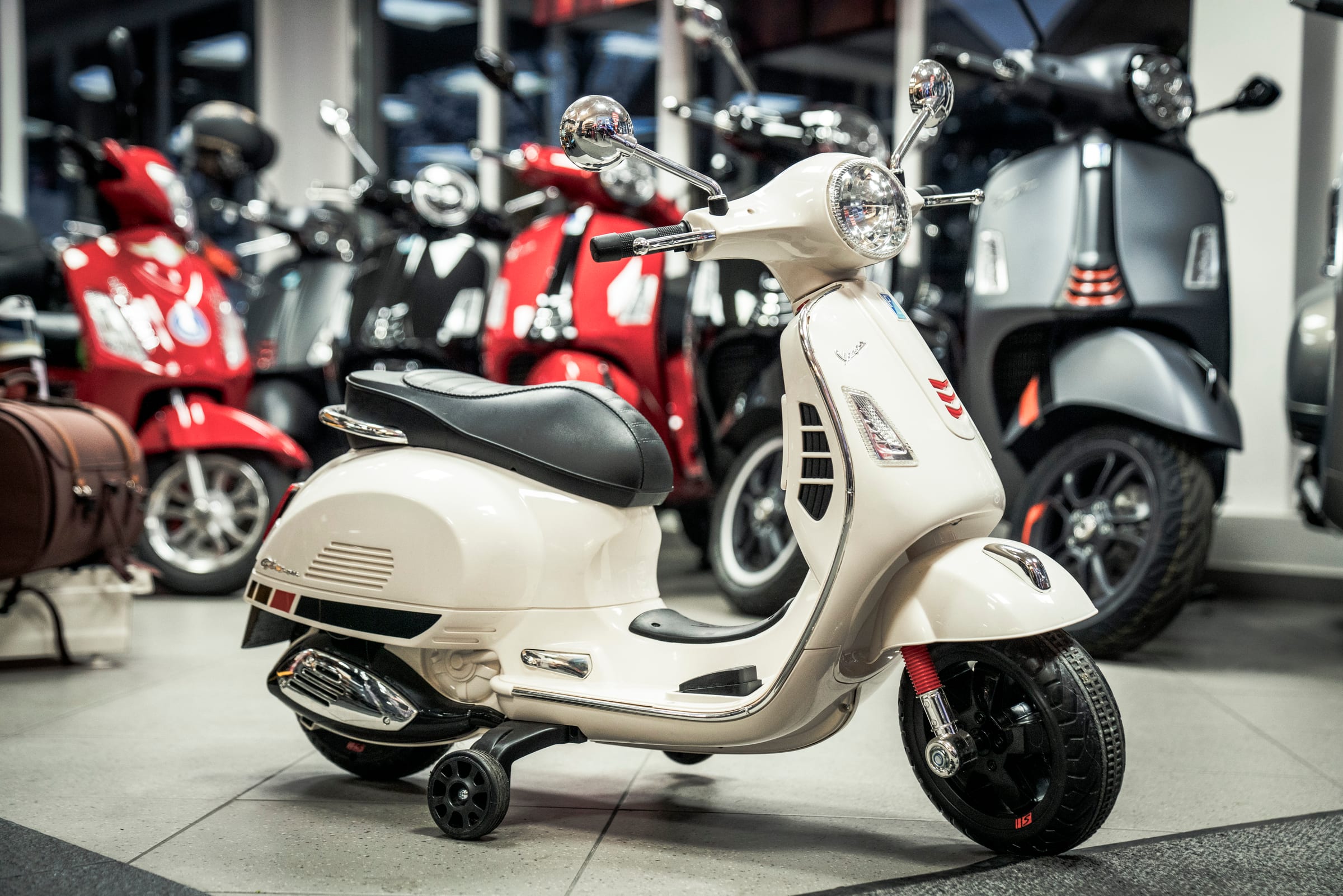 Weißer Vespa-Roller im Schauraum von Reiß Daniel