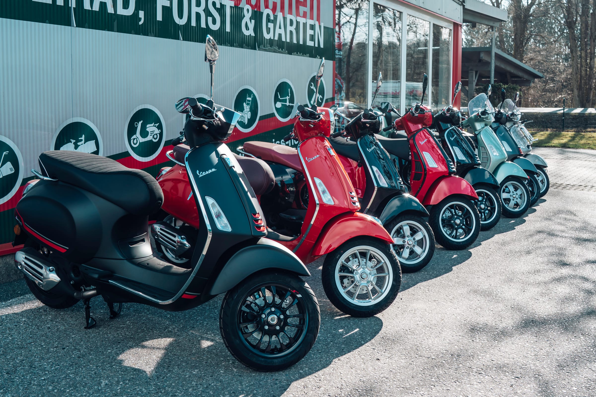 Vespa-Roller vor dem Fachbetrieb Reiß Daniel