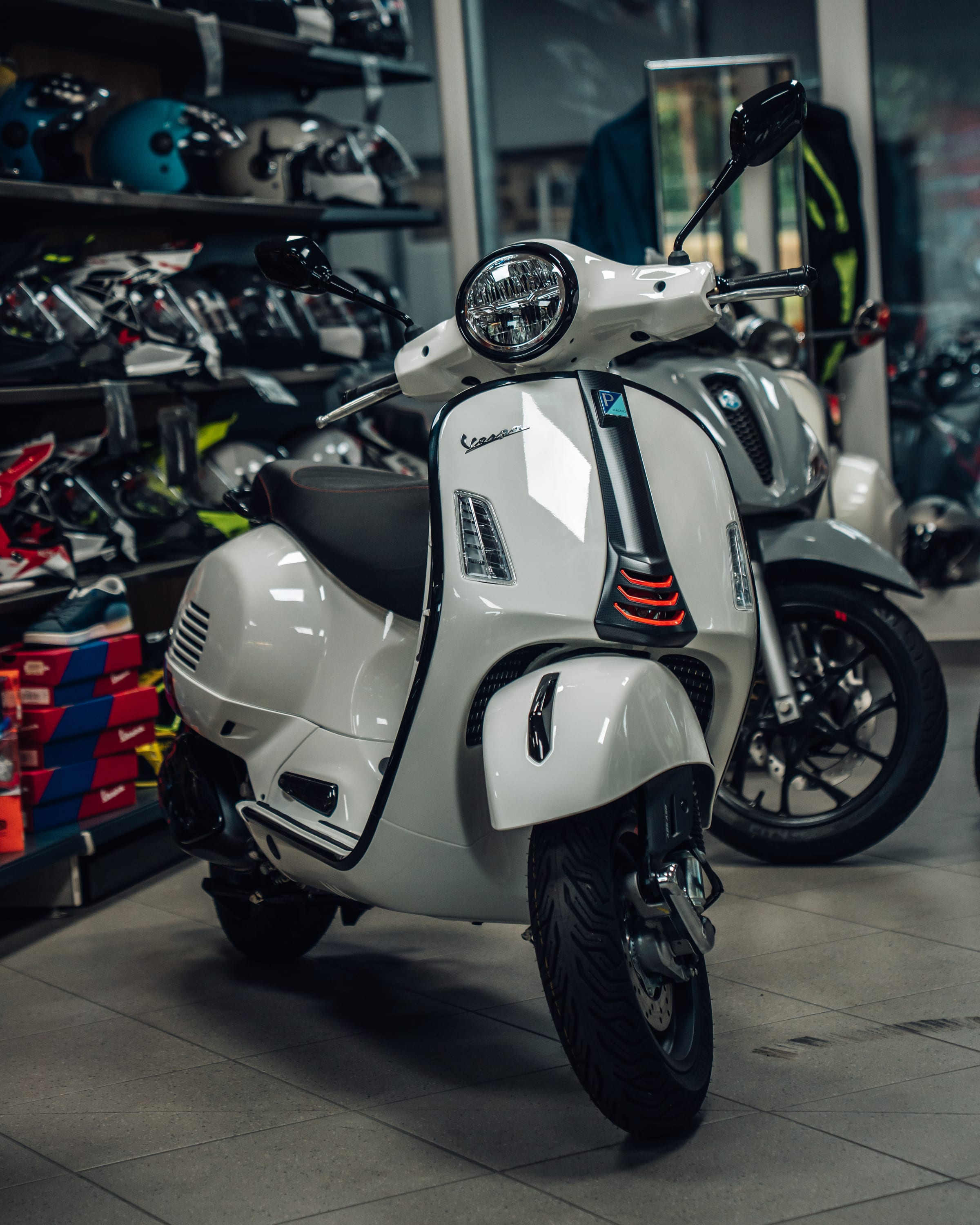 Vespa-Roller im Schauraum von Reiß Daniel