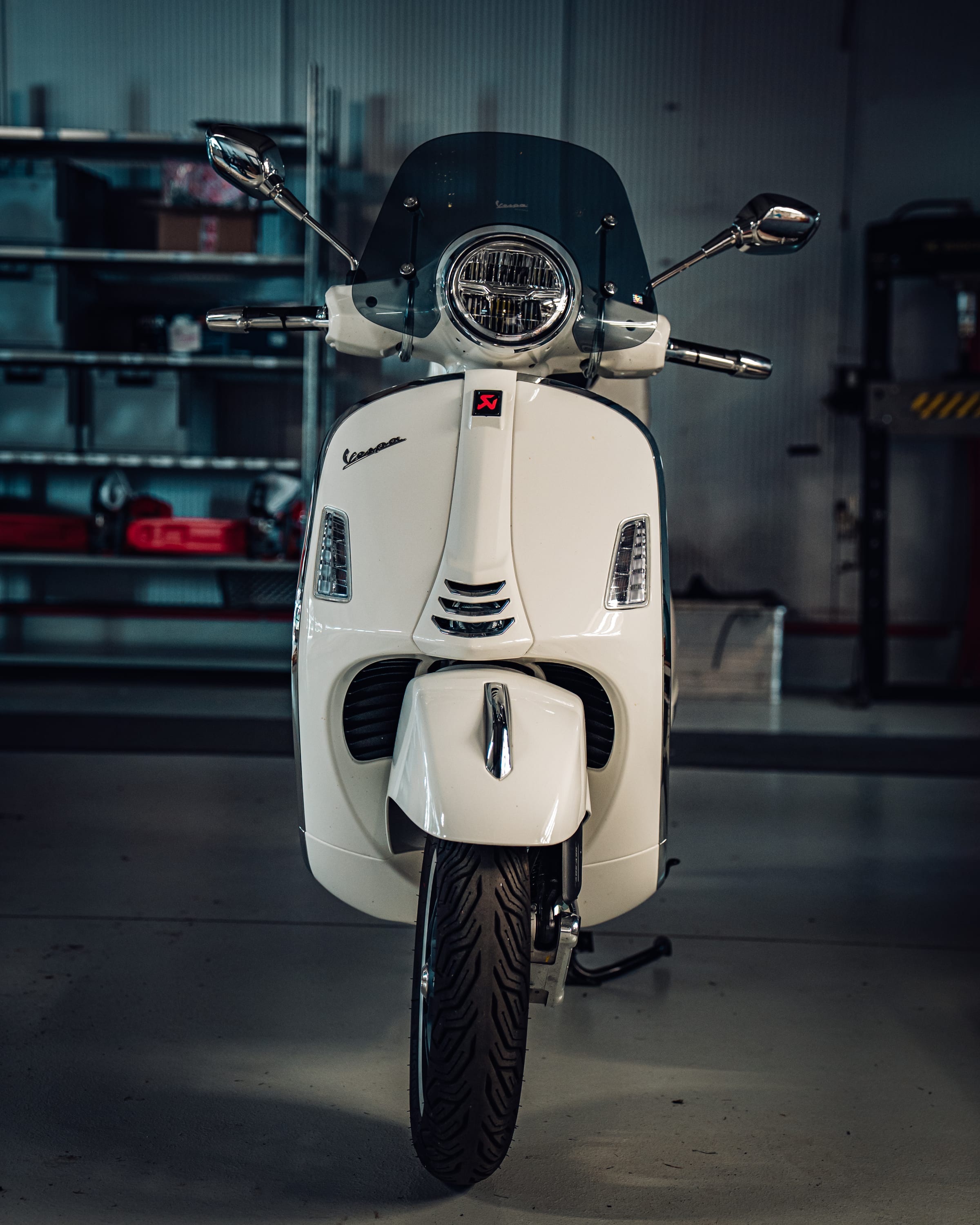 Vespa-Roller in der Zweiradwerkstätte